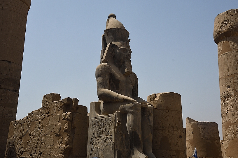 67 MAK_6217.jpg - Come tradizione, la adorata regina Nefertari, moglie del faraone, si trova su un lato del trono.